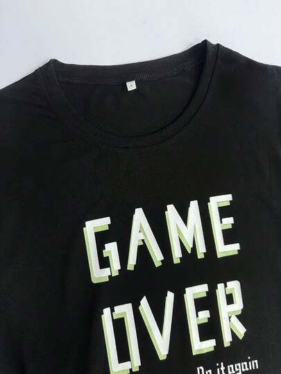 مجموعة بيجامة رجالية كاجوال "GAME OVER" طباعة - تي شيرت رقبة طاقم أسود وشورت، بنمط وحدة التحكم في الألعاب، قابل للغسل في الغسالة