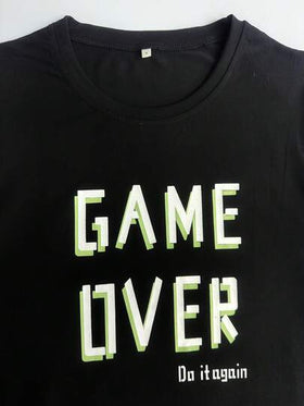 مجموعة بيجامة رجالية كاجوال "GAME OVER" طباعة - تي شيرت رقبة طاقم أسود وشورت، بنمط وحدة التحكم في الألعاب، قابل للغسل في الغسالة