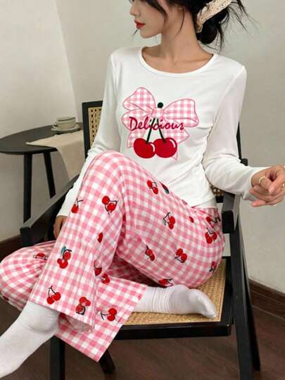 مجموعة ملابس منزلية مريحة من قطعتين للمراهقات، تتكون من ملابس علوية بياقة دائرية بطبعة الكرز والفيونكة، وبنطلون فضفاض بنمط مربعات وكرز من قماش محبوك ناعم، بأكمام طويلة