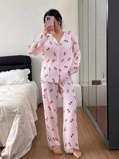 SHEIN Napfluff بيجامة نسائية كاجوال مكونة من ملابس علوية بياقة ملونة مخططة بطبعة قلب وبنطلون، بأكمام طويلة، ملابس نوم جميلة للنساء مناسبة للخريف والشتاء