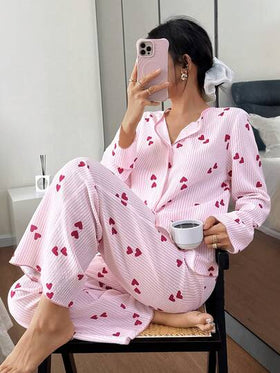 SHEIN Napfluff بيجامة نسائية كاجوال مكونة من ملابس علوية بياقة ملونة مخططة بطبعة قلب وبنطلون، بأكمام طويلة، ملابس نوم جميلة للنساء مناسبة للخريف والشتاء