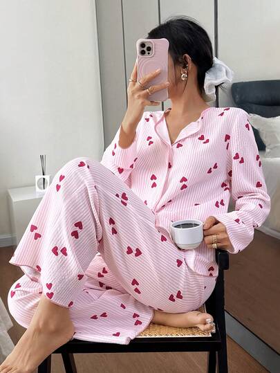 SHEIN Napfluff بيجامة نسائية كاجوال مكونة من ملابس علوية بياقة ملونة مخططة بطبعة قلب وبنطلون، بأكمام طويلة، ملابس نوم جميلة للنساء مناسبة للخريف والشتاء