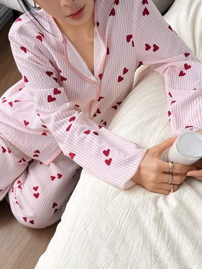 SHEIN Napfluff بيجامة نسائية كاجوال مكونة من ملابس علوية بياقة ملونة مخططة بطبعة قلب وبنطلون، بأكمام طويلة، ملابس نوم جميلة للنساء مناسبة للخريف والشتاء