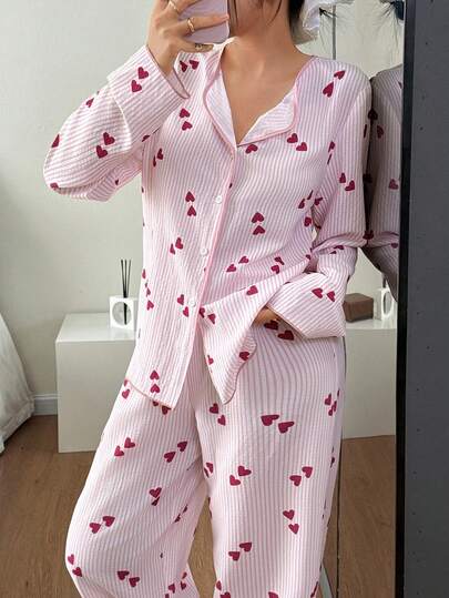 SHEIN Napfluff بيجامة نسائية كاجوال مكونة من ملابس علوية بياقة ملونة مخططة بطبعة قلب وبنطلون، بأكمام طويلة، ملابس نوم جميلة للنساء مناسبة للخريف والشتاء