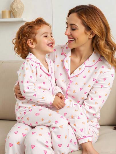 SHEIN مجموعة بيجامات مريحة كاجوال للبنات تتكون من ملابس علوية بأكمام طويلة وبنطال، مطبوعة بطبعة قلوب، مناسبة للربيع والخريف والشتاء، 2 قطعة/طقم