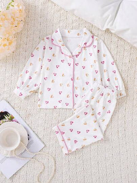 SHEIN مجموعة بيجامات مريحة كاجوال للبنات تتكون من ملابس علوية بأكمام طويلة وبنطال، مطبوعة بطبعة قلوب، مناسبة للربيع والخريف والشتاء، 2 قطعة/طقم