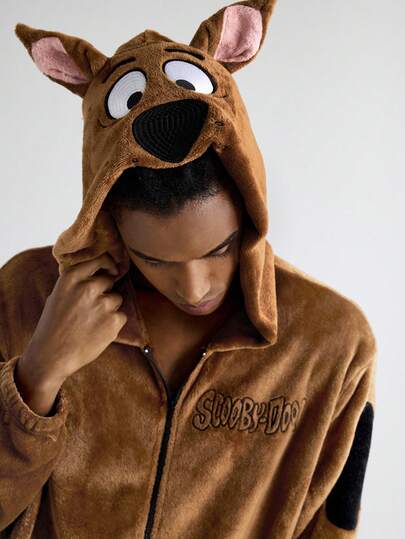 SCOOBY-DOO X SHEIN جمبسوت رجالية كاجوال مطرزة بحرف وكلب، بيجامات شتوية بنية فاخرة ودافئة