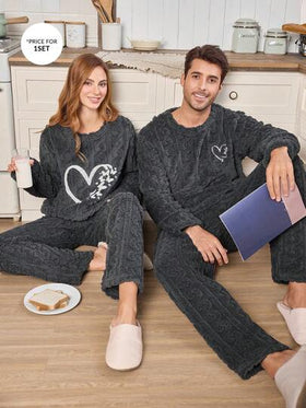CoupledUp طقم بيجامة رجالي مبطن بالفليس الناعم المطرز بشكل قلب وحرف، دافئ للشتاء