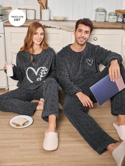 CoupledUp طقم بيجامة رجالي مبطن بالفليس الناعم المطرز بشكل قلب وحرف، دافئ للشتاء