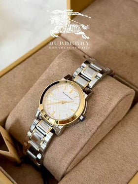 Burberry ساعة نسائية من الفولاذ المقاوم للصدأ ذات لونين