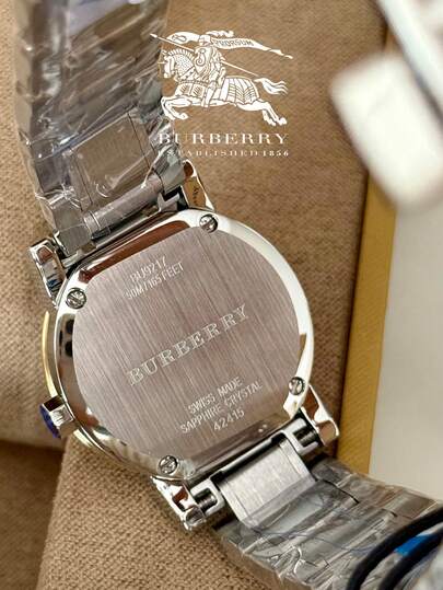 Burberry ساعة نسائية من الفولاذ المقاوم للصدأ ذات لونين