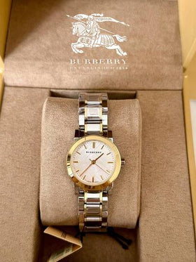 Burberry ساعة نسائية من الفولاذ المقاوم للصدأ ذات لونين