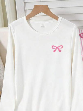 مجموعة ملابس أنيقة وكاجوال للمراهقات، تشمل ملابس علوية بياقة مستديرة وأكمام طويلة بيضاء مزينة بفيونكة وردية وبنطلون مخطط بفيونكة وردية، ملابس منزلية مريحة، قطعتان