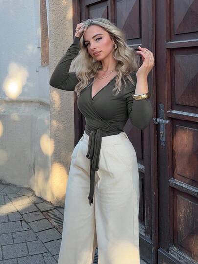 Jeta Ari تيشيرت قصير ضيق ذو أكمام طويلة وياقة على شكل V للرباط للخصر، من نسيج مطاطي ناعم ولياقة بدنية، بلون وردي، متعدد الاستخدامات عصري وأنيق، أساسي لخزانة ملابس المرأة للربيع والخريف