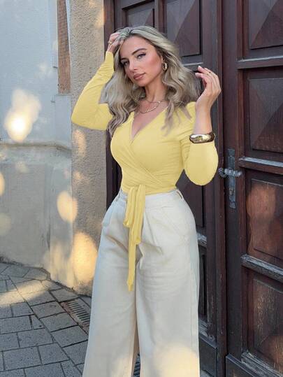 Jeta Ari تي شيرت رياضي قصير ضيق بأكمام طويلة ملائم للياقة البدنية والتمارض اليوغا للنساء، بياقة على شكل V وربطة، مرن وناعم، بلون وردي، تصميم أساسي متعدد الاستخدامات، ملابس أساسية أنيقة وعصرية، مناسب لفصلي الربيع والخريف