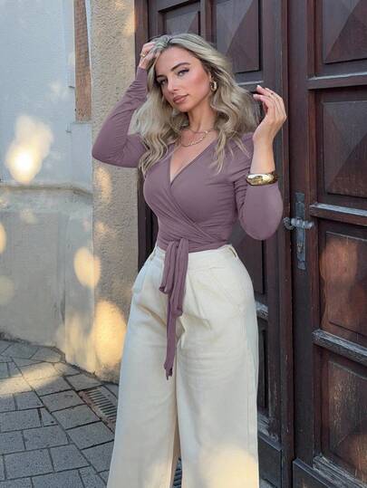 Jeta Ari قميص رياضي مقصر ضيق بأكمام طويلة وياقة على شكل حرف V، من قماش ناعم مرن للياقة البدنية والرياضة، تصميم أنيق وعصري للسيدات مناسب للربيع والخريف