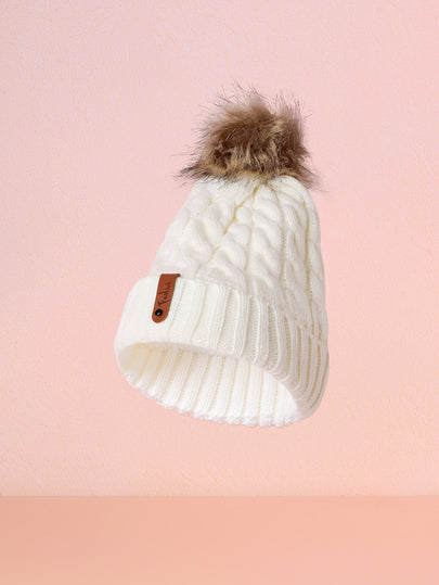 Hatastic قبعة بيني محبوكة للنساء 1 قطعة مع شعار من الجلد، قبعة دافئة مسمكة للأنشطة الخارجية هدايا عيد الميلاد