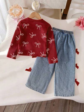 SHEIN Playful Pals قميص تي شيرت فضفاض مطبوع بفراشة مع أكمام راجلان وياقة مستديرة، وبنطال جينز مستقيم فضفاض بخصر مطاطي مزين بتصميم فراشة ثلاثي الأبعاد، طقم ملابس للعودة إلى المدرسة، مناسب لجميع المواسم