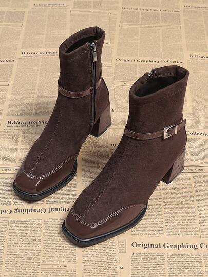 بوت أنيق للنساء موديل خريف/شتاء 2025 بطراز فرنسي وبريطاني كلاسيكي، من الجلد والجلد المدبوغ بتصميم مربع للأصبع، بسحاب جانبي، كعب سميك، حزام مشبك، مناسب للفساتين الأنيقة، كعب بلون بوردو