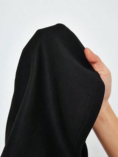 SHEIN Lady بدلة أنيقة مكونة من ملابس علوية طويلة الأكمام بتصميم مفرغ من الهندسة المربعة وتنورة قلم