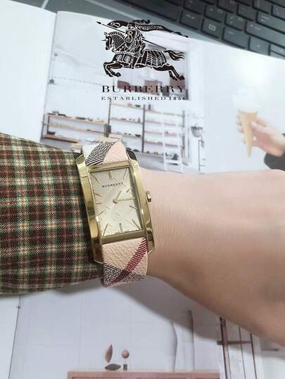 Burberry ساعة هاي ماركت بسوار جلدي بيج ومينا بلون الشمبانيا للنساء