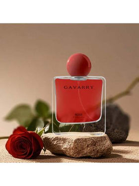 عطر نسائي طويل الأمد ومنعش برائحة الورد، يتميز بتصميم أنيق وراقي يفوح بالأناقة ويعزز جاذبيتك. يجمع بين ملاحظات الورد الطبيعية والتوافقات الزهرية والفاكهية، ليخلق منعش الهواء وبخاخ عطر نسائي. مصنوع بمستخلصات طبيعية للاحتفاظ برائحة دائمة.