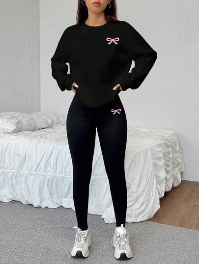 SHEIN EZwear مجموعة من 2 قطعة: بلوزة رياضية فضفاضة بياقة طاقم وبنطال ضيق، شعار الفيونكة، ملابس الشارع، فينتاج، عودة إلى المدرسة، ريترو، ملابس نسائية كاجوال للخريف والشتاء، ملابس مدرسية، ريفي، هيب هوب، ملابس الشارع، رياضة، لياقة بدنية، نادي