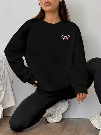 SHEIN EZwear مجموعة من 2 قطعة: بلوزة رياضية فضفاضة بياقة طاقم وبنطال ضيق، شعار الفيونكة، ملابس الشارع، فينتاج، عودة إلى المدرسة، ريترو، ملابس نسائية كاجوال للخريف والشتاء، ملابس مدرسية، ريفي، هيب هوب، ملابس الشارع، رياضة، لياقة بدنية، نادي