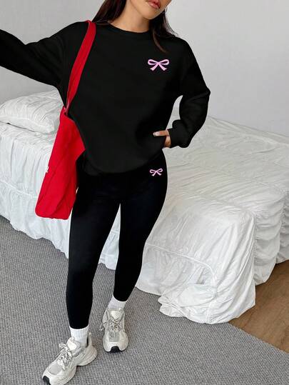 SHEIN EZwear مجموعة من 2 قطعة: بلوزة رياضية فضفاضة بياقة طاقم وبنطال ضيق، شعار الفيونكة، ملابس الشارع، فينتاج، عودة إلى المدرسة، ريترو، ملابس نسائية كاجوال للخريف والشتاء، ملابس مدرسية، ريفي، هيب هوب، ملابس الشارع، رياضة، لياقة بدنية، نادي