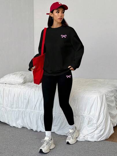 SHEIN EZwear مجموعة من 2 قطعة: بلوزة رياضية فضفاضة بياقة طاقم وبنطال ضيق، شعار الفيونكة، ملابس الشارع، فينتاج، عودة إلى المدرسة، ريترو، ملابس نسائية كاجوال للخريف والشتاء، ملابس مدرسية، ريفي، هيب هوب، ملابس الشارع، رياضة، لياقة بدنية، نادي
