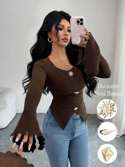 Elenzga تي شيرت أنيق طويل الأكمام بتصميم أسيمتري وأزرار معدنية زخرفية وشق في الذيل، بتصميم بسيط وبلون واحد مناسب للخريف والشتاء للنساء