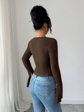 Elenzga تي شيرت أنيق طويل الأكمام بتصميم أسيمتري وأزرار معدنية زخرفية وشق في الذيل، بتصميم بسيط وبلون واحد مناسب للخريف والشتاء للنساء