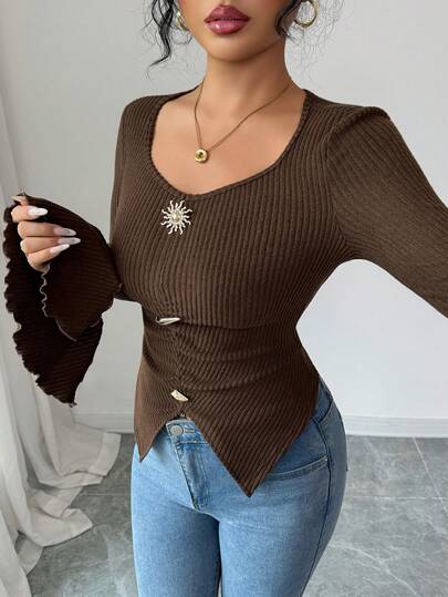 Elenzga تي شيرت أنيق طويل الأكمام بتصميم أسيمتري وأزرار معدنية زخرفية وشق في الذيل، بتصميم بسيط وبلون واحد مناسب للخريف والشتاء للنساء