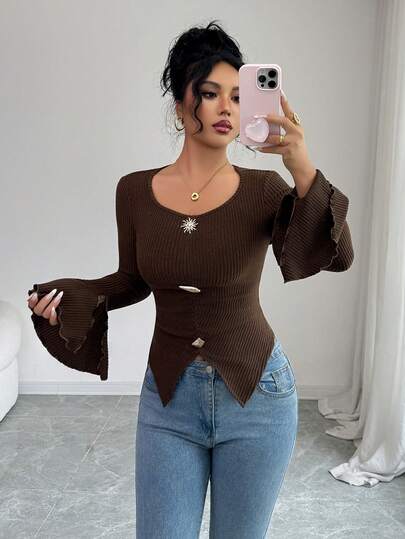 Elenzga تي شيرت أنيق طويل الأكمام بتصميم أسيمتري وأزرار معدنية زخرفية وشق في الذيل، بتصميم بسيط وبلون واحد مناسب للخريف والشتاء للنساء