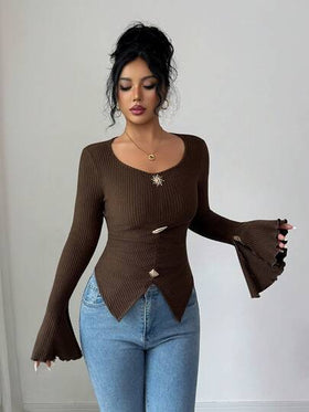 Elenzga تي شيرت أنيق طويل الأكمام بتصميم أسيمتري وأزرار معدنية زخرفية وشق في الذيل، بتصميم بسيط وبلون واحد مناسب للخريف والشتاء للنساء