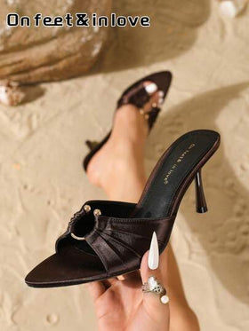 On feet& in love صندل نسائي أنيق من الساتان مطوي مع إبزيم معدني دائري، كعب عالي مفتوح الأصبع، مناسب لارتداء الفساتين في الصيف، أنيق، مول