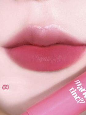 ETUDE غلوس الشفاه العزيز 04 حليب فراولة، غلوس الشفاه المرطب طويل الأمد، قلم تحديد الشفاه عالي الكثافة اللوني، سهل الاستخدام بطرف دقيق، نهاية مطفأة ناعمة، لا ينزف، تأثير لون ساتان، صيغة نباتية، مستحضرات تجميل كورية، 3.5 جرام/0.12 أونصة.