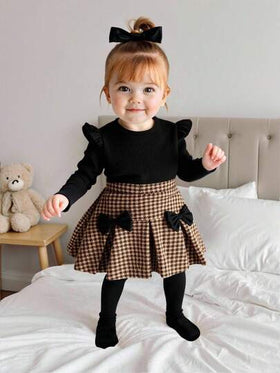 SHEIN Playful Pals طقم بنات رضع/جنسين 0-3 سنوات، تيشيرت أنيق بياقة طاقم أسود مع فيونكة سوداء وتنورة منسوجة كاروهات بني داكن، طراز أنيق مناسب للخروجات والمناسبات الكاجوال والأعياد مثل عيد الميلاد