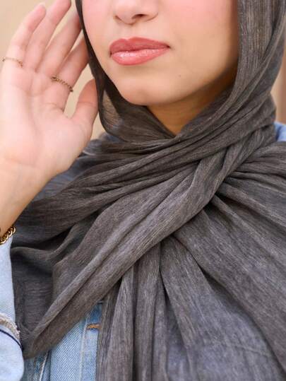 قطعة واحدة من الوشاح الطويل الخفيف الملمس ذو اللون الأحادي المستخدم، مناسب للاستخدام اليومي