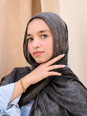 قطعة واحدة من الوشاح الطويل الخفيف الملمس ذو اللون الأحادي المستخدم، مناسب للاستخدام اليومي