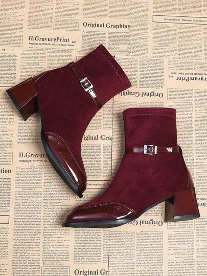 بوت كاحل جلدية من الجلد الأحمر بنمط فرنسي بريطاني كلاسيكي جديد لخريف/شتاء 2025، بتصميم مربع للأصابع، سحاب جانبي، كعب سميك، حزام مشبك، مناسبة للفساتين الأنيقة