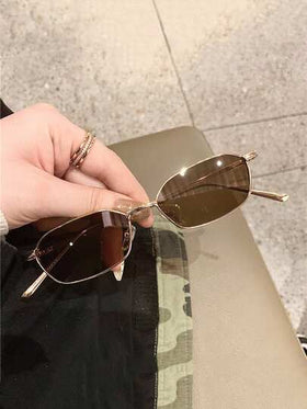 هذه النظارات المعدنية ذات الشكل البيضاوي المجسم الرجعي مناسبة لكل من الرجال والنساء، ويمكن ارتداؤها بسهولة في المناسبات الرسمية والكاجوال والحفلات. إنها الخيار المثالي للتسوق والقيادة والسفر. المظهر الراقي يجعلها إكسسوار موضة عالي المستوى.