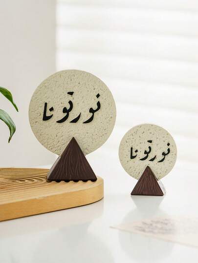 قطعة ديكور راتنجية رقيقة وبسيطة، بتصميم ذو معنى ومبشر، مناسبة للمنزل والأماكن الداخلية وغرفة الشاي والمكتب والفندق وديكور حفلات العطلات، وتشكل أيضًا هدية رائعة.