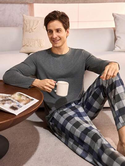 Manfinity Underwear&Sleepwear Basics بدلة نوم رجالية من قطعتين، ملابس علوية بياقة طاقم أكمام طويلة لون سادة وبنطال مربعات، ملابس خريف وشتاء