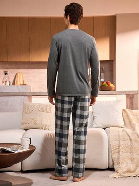 Manfinity Underwear&Sleepwear Basics بدلة نوم رجالية من قطعتين، ملابس علوية بياقة طاقم أكمام طويلة لون سادة وبنطال مربعات، ملابس خريف وشتاء
