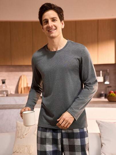 Manfinity Underwear&Sleepwear Basics بدلة نوم رجالية من قطعتين، ملابس علوية بياقة طاقم أكمام طويلة لون سادة وبنطال مربعات، ملابس خريف وشتاء