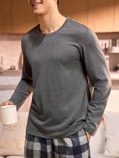 Manfinity Underwear&Sleepwear Basics بدلة نوم رجالية من قطعتين، ملابس علوية بياقة طاقم أكمام طويلة لون سادة وبنطال مربعات، ملابس خريف وشتاء