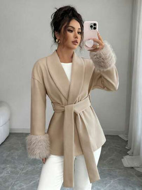 معطف نسائي أنيق طويل الأكمام مصنوع من نسيج مزين بفرو مصطنع مع ربطة أمامية