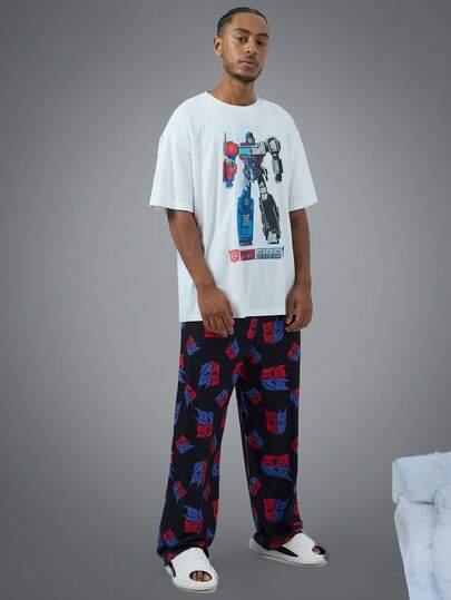 Transformers X SHEIN طقم ملابس رياضية للرجال مكون من ملابس علوية بياقة مستديرة وأكمام قصيرة مع طباعة روبوت وبنطلون
