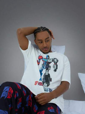 Transformers X SHEIN طقم ملابس رياضية للرجال مكون من ملابس علوية بياقة مستديرة وأكمام قصيرة مع طباعة روبوت وبنطلون